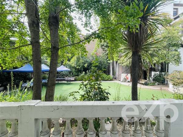 Gran casona patrimonial en arriendo. Buen estado general.