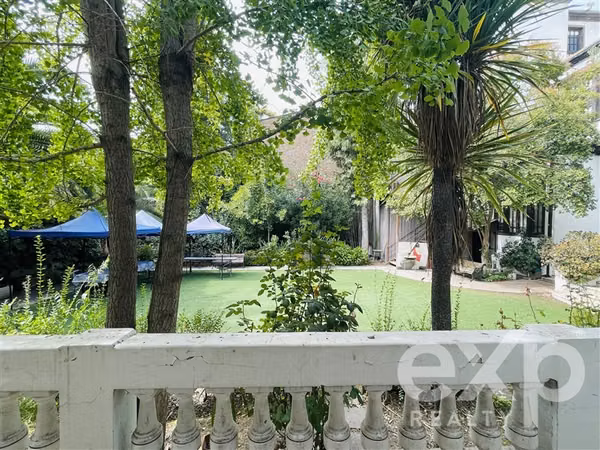 Gran casona patrimonial en arriendo. Gran patio y potencial.