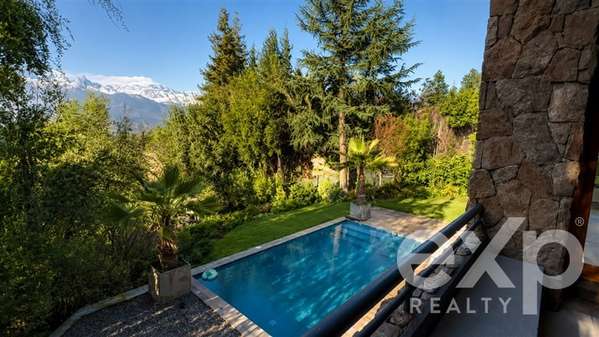 Casa en Golf de Manquehue con piscina y vista a la cordiller