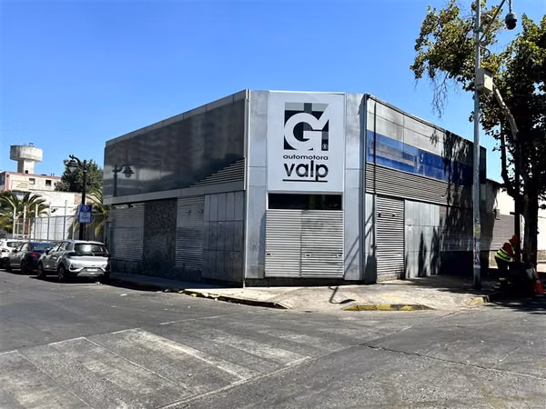 Gran local comercial en arriendo Recoleta, ideal automotora