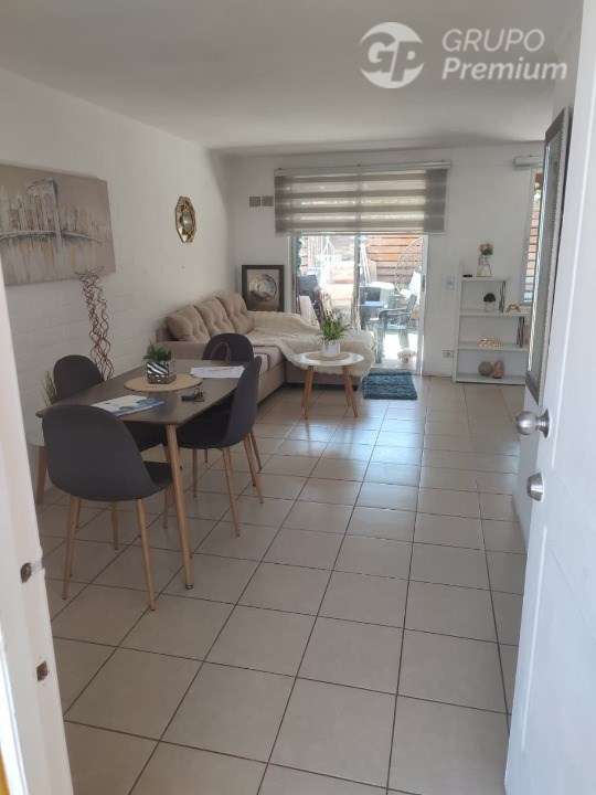 Casa con piscina en condominio - Lomas de Eyzaguirre