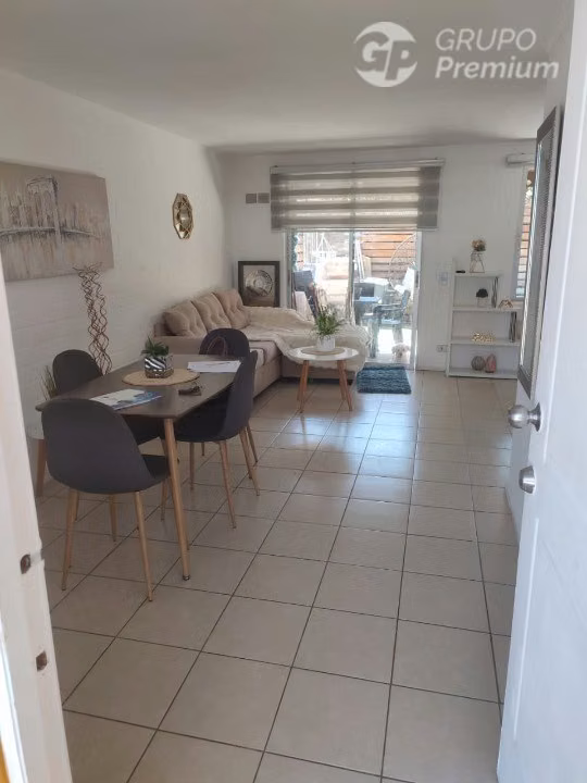 Casa con piscina en condominio - Lomas de Eyzaguirre