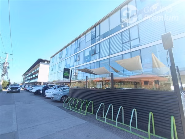 Arriendo oficina top de linea Edif. Atrium 1estacionamiento.