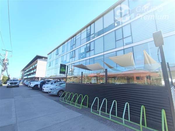 Arriendo oficina top de linea Edif. Atrium 1estacionamiento.