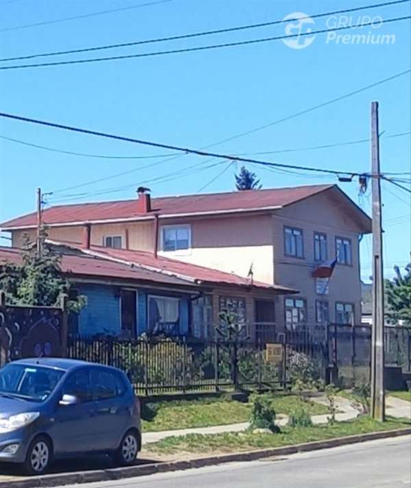 Se vende amplia casa con 9 dormitorios en Valdivia.