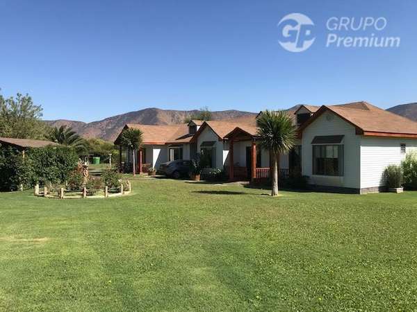 Parcela en venta Peñaflor con 2 casas piscina quincho 5D 4B