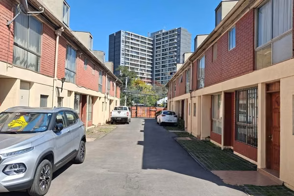 Casa en condominio cerrado a pasos del metro