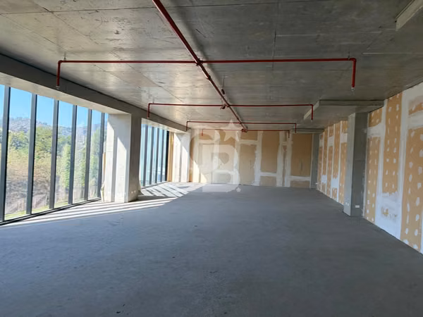 Oficina en obra gruesa en Ciudad Empresarial
