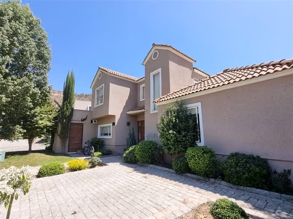 Casa en venta de 4 dorm. en Colina