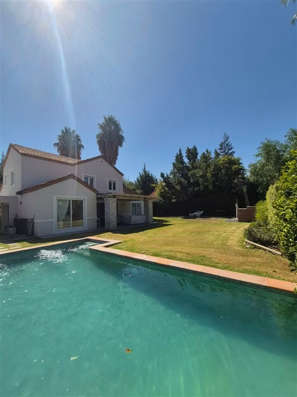 Casa en venta de 5 dorm. en Colina
