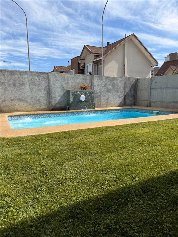 Casa en venta de 3 dorm. con piscina
