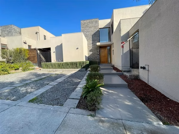 Casa en venta de 4 dorm. en Colina