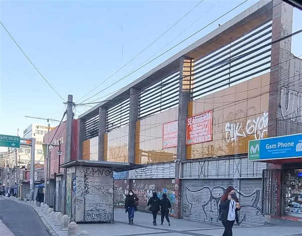 Local Comercial con acceso peatonal frente a Plaza de Maipú