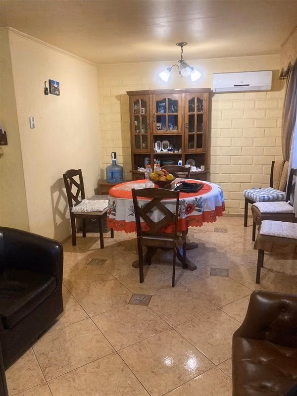 Casa en venta de 3 dorm. en La Florida