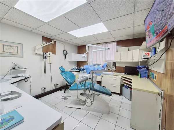 Oficina Dental en venta, 2 privados, 1B,1C y recepción.
