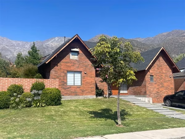 Casa en venta de 5 dorm. en condominio Las Pircas
