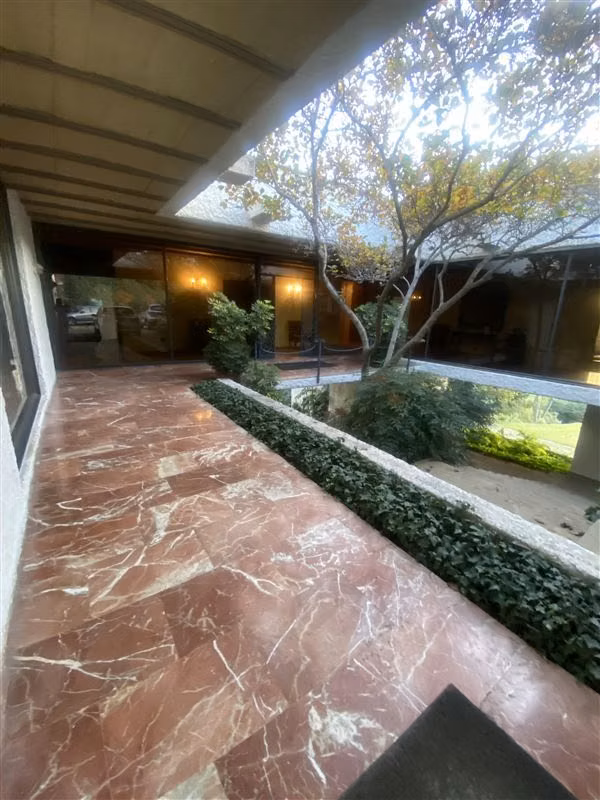 Casa en venta de 6 dorm. en Vitacura sector Lo curro