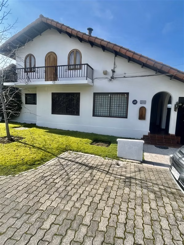 Casa en venta de 4 dorm. mas servicios en La Reina
