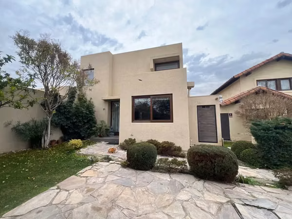 VENTA casa moderna en Piedra Roja, 3D, 3B. Piscina temperada. 2 oficinas.