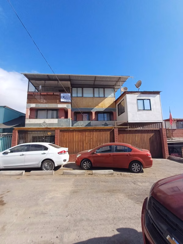 SE VENDE AMPLIA Y HERMOSA PROPIEDAD DE TRES PISOS, SECTOR NORTE.