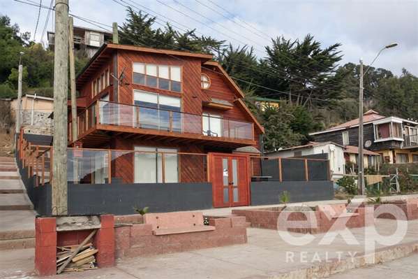 Casa en Venta de 2 Pisos Independientes, frente al Mar