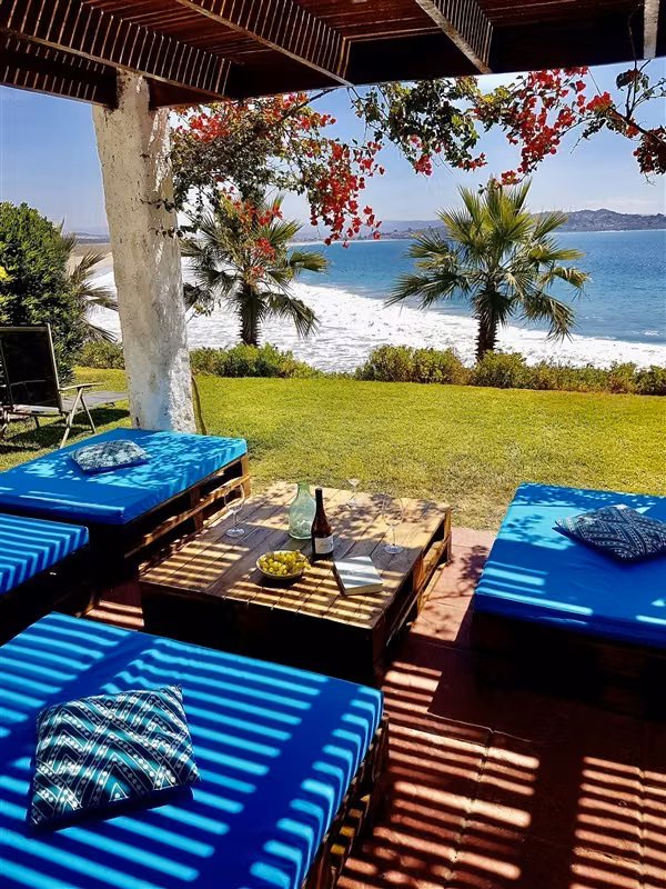 Primera línea, 1er piso a mts de playa, con jardin Santorini