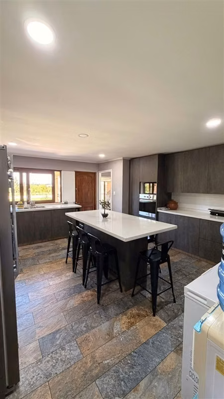 Casa en venta de 5 dorm. en Chillán con piscina