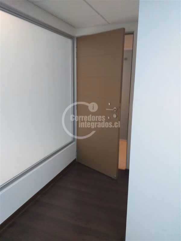 Ofic nueva Arriendo 2 priv 2 baños, 2 estac Las Condes TT