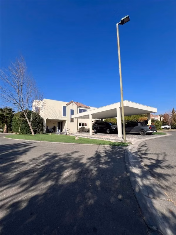 Casa en venta de 5 dorm. en Colina
