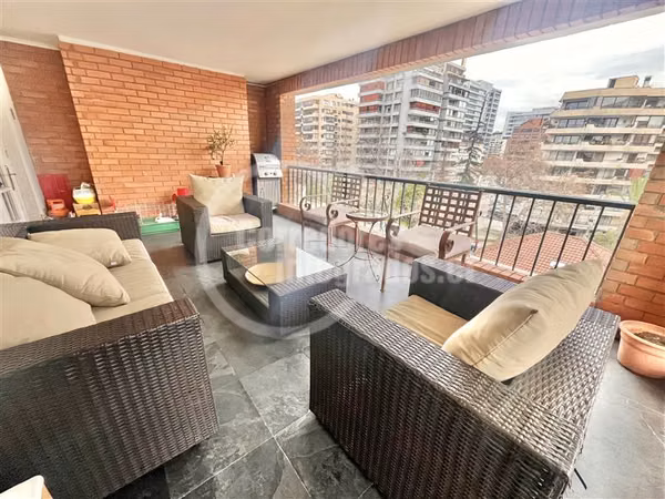 Departamento en venta de 5 dorm. Metro El Golf Las Condes