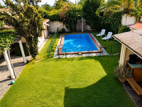 Casa en venta de 5 dorm. en Ñuñoa con depto. interior