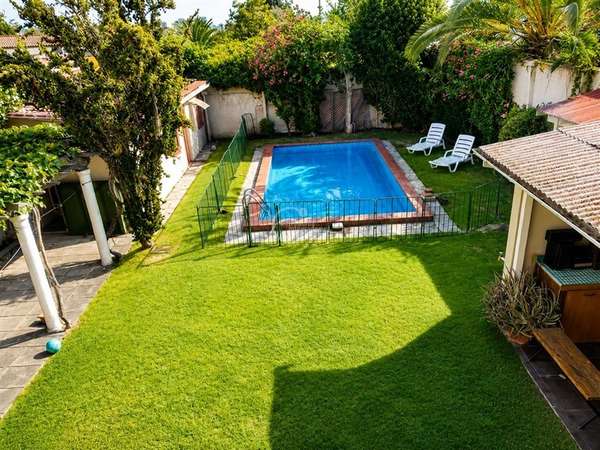 Casa en venta de 5 dorm. en Ñuñoa con depto. interior