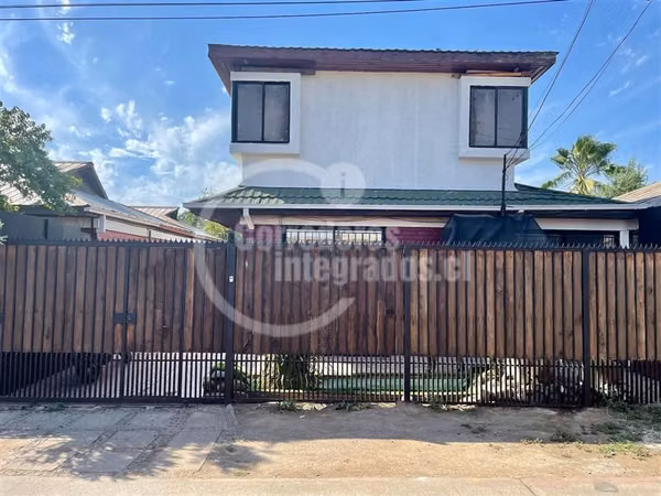 Casa en venta de 3 dorm. en La Florida