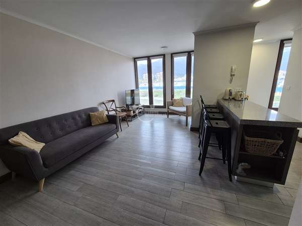 Departamento en venta de 2 dorm. en Lo Barnechea como nuevo.