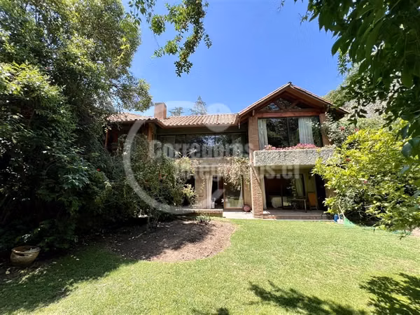 Casa en venta de 5 dorm. en Lo Barnechea.Condominio.Colegios