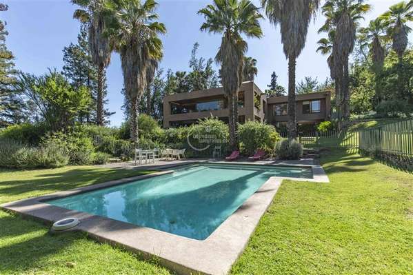 Casa en venta de 6 dorm. en Vitacura