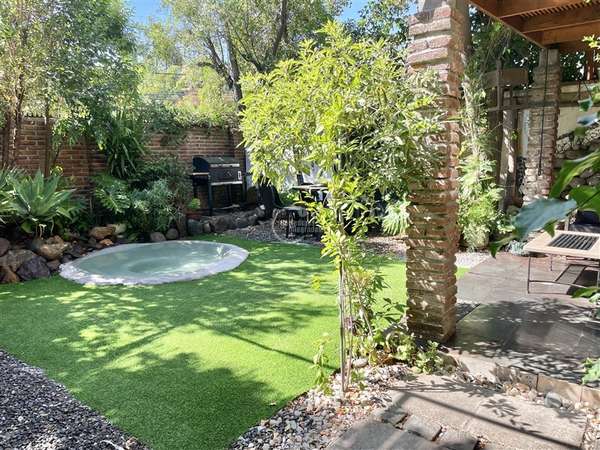Casa en venta de 4 dorm.+ servicios. en Las Condes