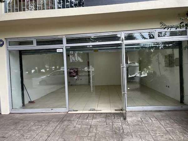 Local Comercial de 65 m2 en Av Pablo Neruda (154554)