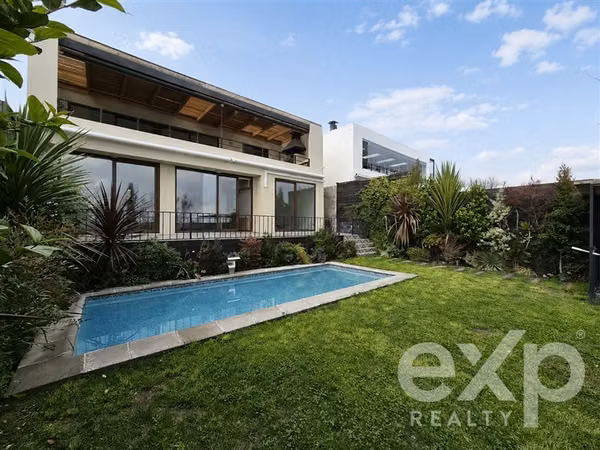 Casa con terraza panorámica y vista a Santiago en Alto Macul