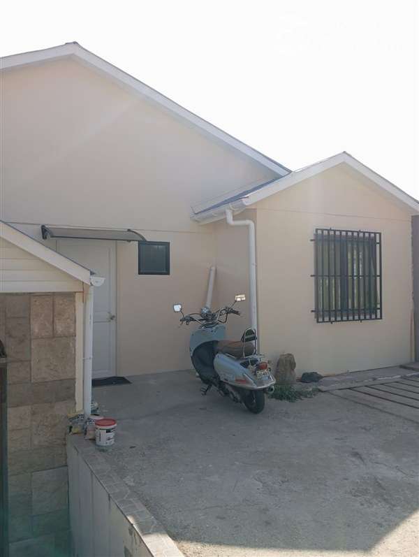 Terreno con tres casas en venta