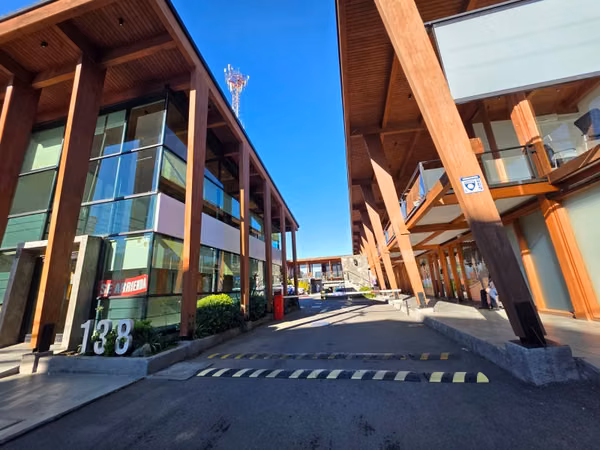 Arriendo Local comercial en Stripcenter en Los Ángeles.