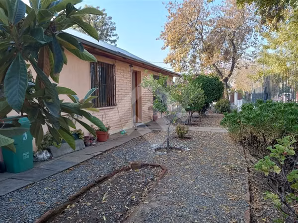 venta de 4 dorm. en Macul, amplios espacios y terreno