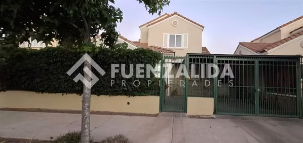 Casa en venta de 4 dorm. Laguna de Condores en San Bernardo