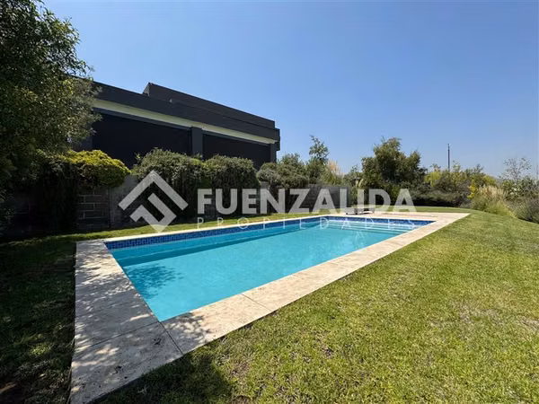 Casa en venta de 5 dorm. en Los Bosques