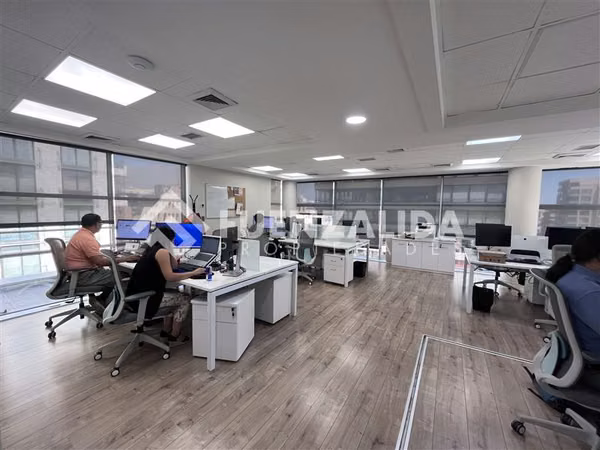 Oficina en venta en Metro Alcántara, piso coompleto