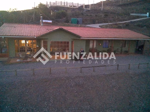 Gran parcela en venta en El Elqui con 3 casas y un quincho.