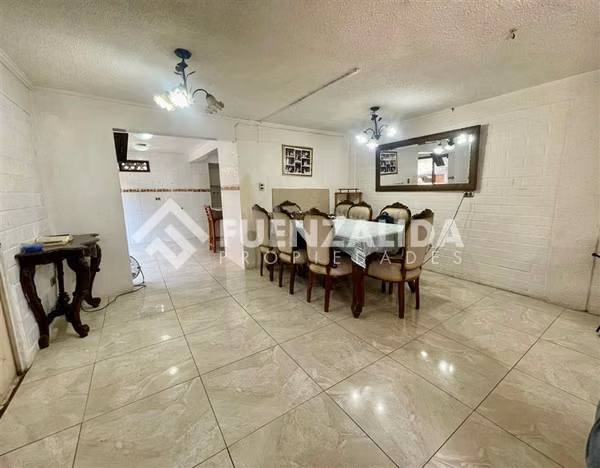 Casa en venta de 3 dorm. + 2 B. + 2 Est. en Maipú