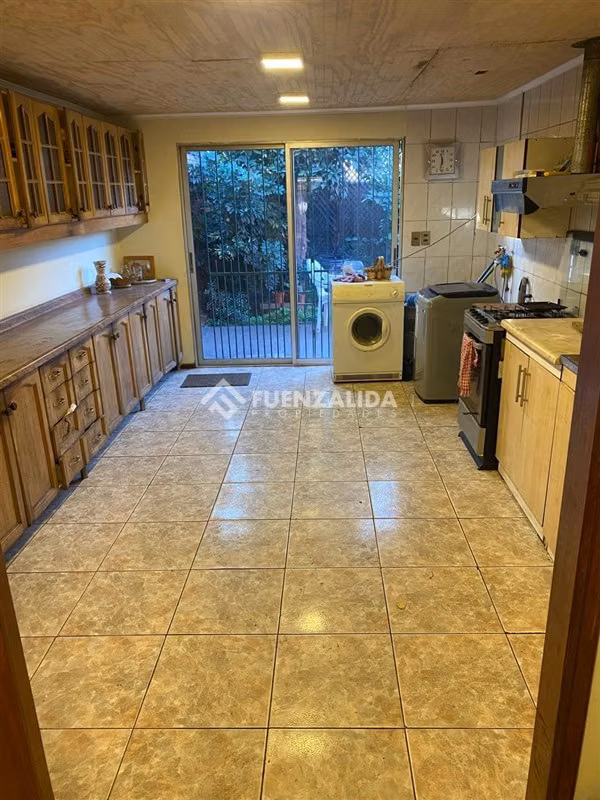 Casa en venta de 5 dorm. metro Santiago Bueras