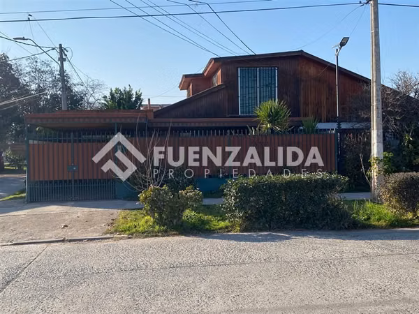 Casa en venta de 5 dorm. metro Santiago Bueras
