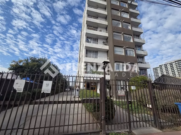 Departamento en venta de 2 dorm. en La Cisterna con est y bd